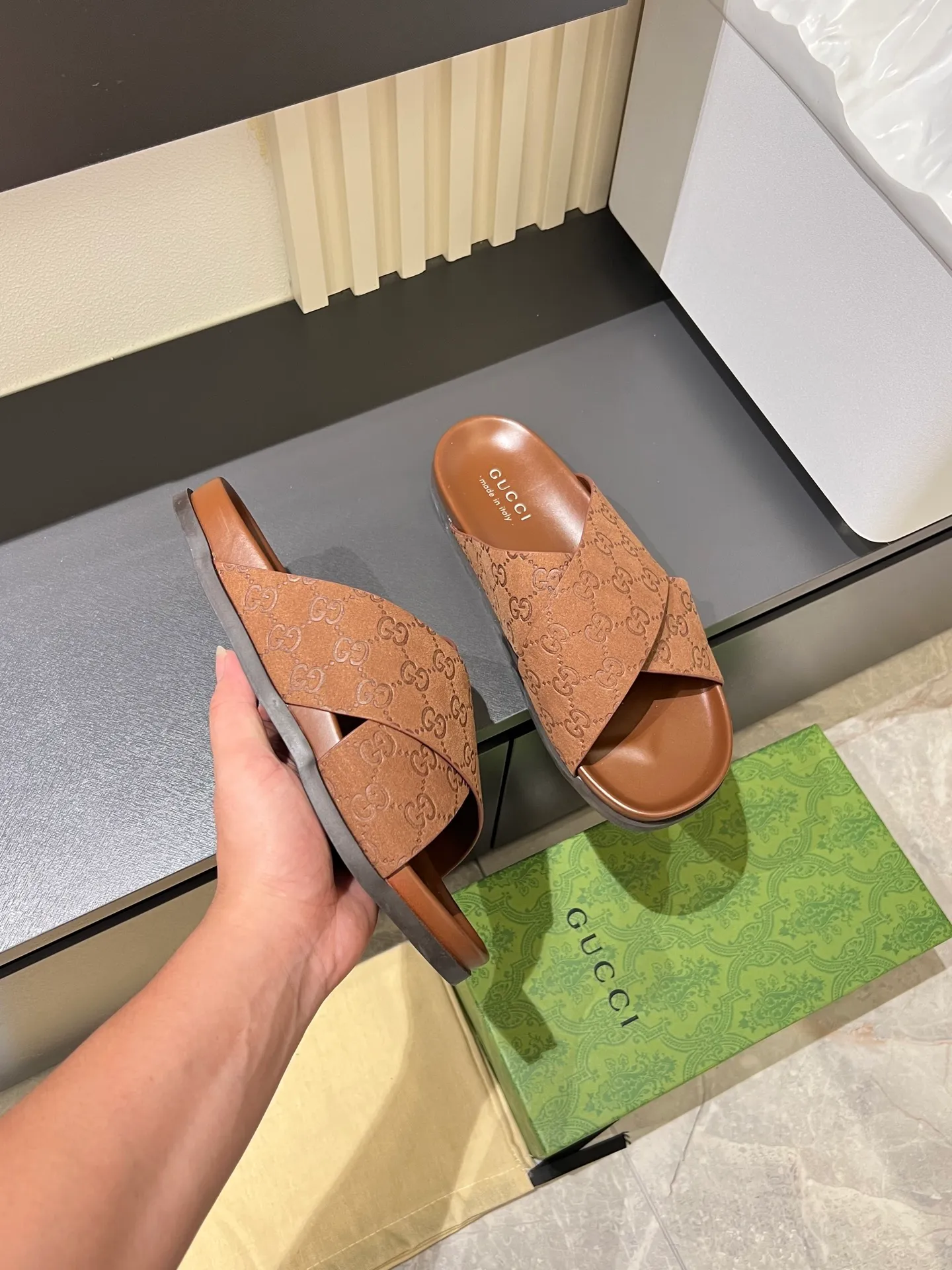 Men's Men's Shoes 💰p320 "GUCC＊" These slippers are made of GG polyester and feature a Gucci label on the front, adding a bold logo feel to the style. "Gucci Made in Italy" stamped label Rubber sole. Size 38-44